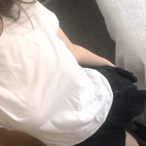 Vit tshirt - En basic vit T-shirt som sitter jättebra och är jätte bra kvalitet. Den är L fast det är barnstorlek så den sitter som en S 