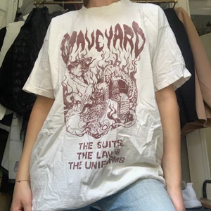 Oversized t-shirt med tryck - Skitsnyhg oversized t-shirt med tryck som är köpt secondhand