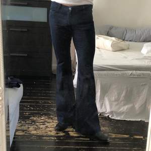 PERFEKTA flare jeans som tyvärr blivit för små för mig, haft dom längee nu o svårt att släppa 💔 kan mötas i Gbg eller skicka 💖