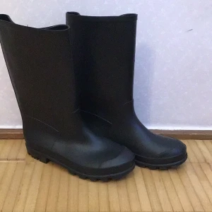 Stövlar har använts en gång  - Hej de här stövlarna köpe jag och la de i mitt skåp i skolan och nästan aldrig använt de är i storlek 33 skorna är jätte sköna att ha på sig de är varma att ha på sig också hejdå 