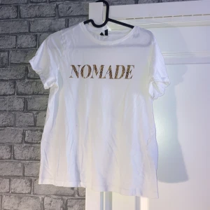 T-shirt från vero Moda❤️ - Säljer denna fina t-shirt med trycket ”Nomade” denna t-shirt är ifrån Vero Moda och är i storlek M!💗