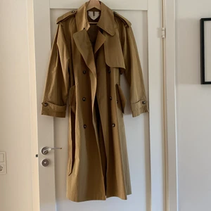 ARKET trenchcoat - Har aldrig använt min beige trenchcoat från ARKET, pga fel storlek! 