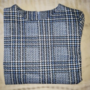 Rutig blå/svart/vit tröja - Fin tröja med dragkedja i nacken.