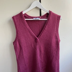 Stickad väst  - Lila stickad väst i storlek 40 (passar en s/m). Köpt second hand. Hör av dig vid intresse!