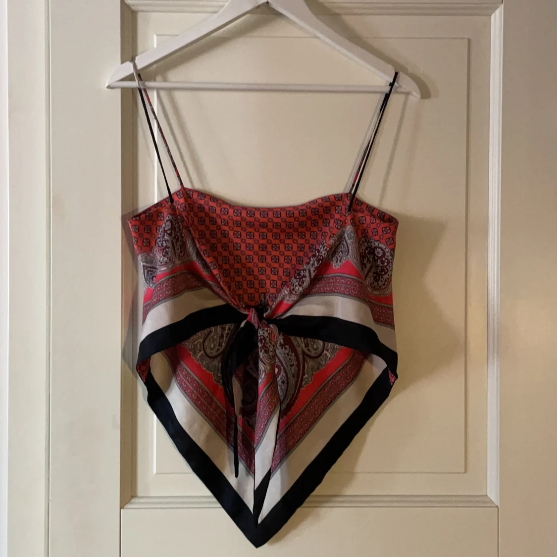 Crop top med knyt bak storlek S