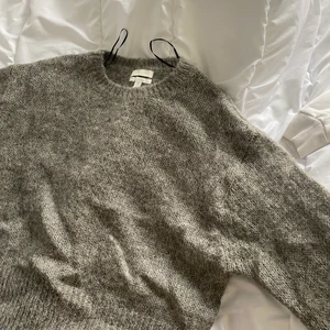 HM stickad tröja  - Säljer denna otroligt fina stickade tröjan i grått i storlek M