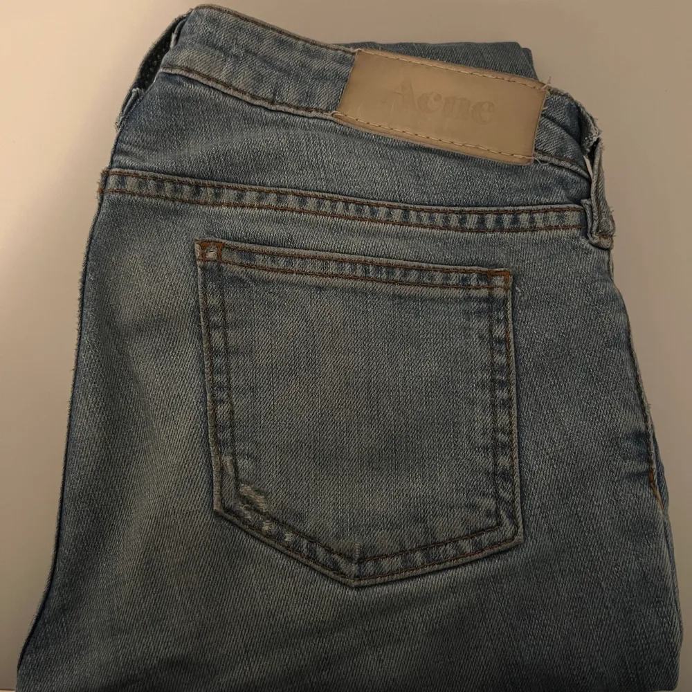 Hej säljer ett par lågmidjade jeans från acne i storlek 25/32. Säljer de för 170kr ink spårbarfrakt.. Jeans & Byxor.