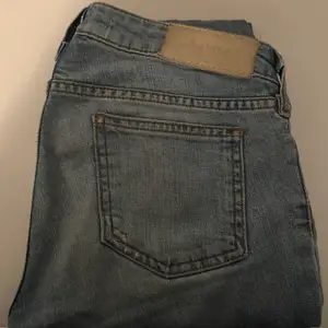 Hej säljer ett par lågmidjade jeans från acne i storlek 25/32. Säljer de för 170kr ink spårbarfrakt.