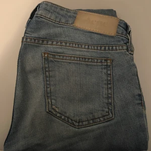 Acne jeans - Hej säljer ett par lågmidjade jeans från acne i storlek 25/32. Säljer de för 170kr ink spårbarfrakt.