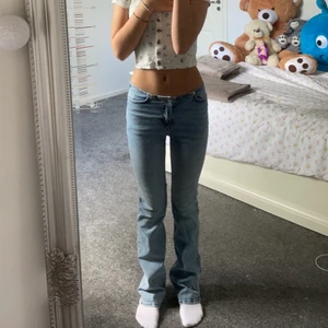 Lågmidjade jeans - Säljer mina lågmidjade jeans från hm. Dom är för långa på mig och är knappt använda.  Köparen står för frakten :)