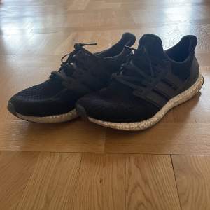 Säljer min Ultra boost. De är använda men är fortfarande i okej bra skick!