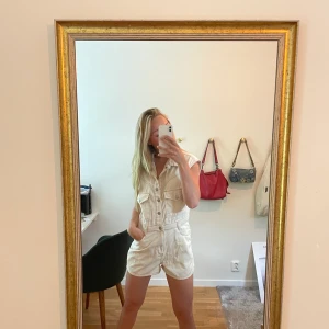 Byxdress shorts - En benvit byxdress fast med shorts. Så enkel, men så snygg. Helt oanvänd!  Jag är en small. 