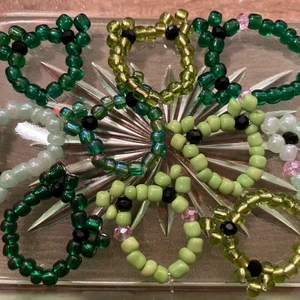 grodringar!!!🐸 - så söta ringar som föreställer grodor som jag gjort själv!!🐸🐸 det är bara att skriva så gör jag efter just din storlek! frakt tillkommer på 14kr men bjuder på den vid köp av andra smycken på min sida<3