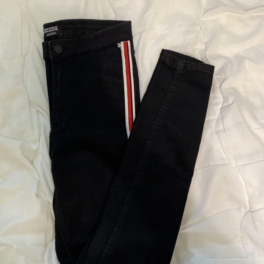 Byxor från zara i storlek 38, har en vit röd rand hela vägen ner vid sidan på byxorna, använda en gång så de är i väldigt bra skick. Jeans & Byxor.