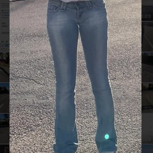 Lågmidjade jeans - Jätte fina vintage lågmidjade jeans💞. Innerbensmåttet är 80cm midjemåttet är 83❤️