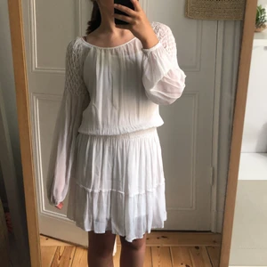 Vit klänning  - Söt vit klänning i bra skick! Passar bra till de flesta tillfällen❤️✨står ingen storlek eller märke men uppskattar till S. 