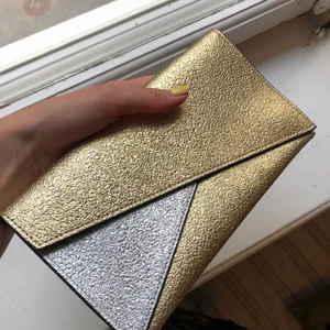 Glittrig clutch - Söt liten clutch, oanvänd.