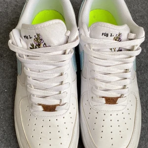 Nike airforce 1 Indigo, Storlek 44 - Bra skick, som nya. Har använt några gånger och säljer pågrund av att de är för små.