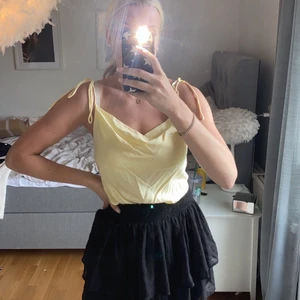 Gult linne  - Gult fest linne med knyte på axlarna💗 Använt 1 gång