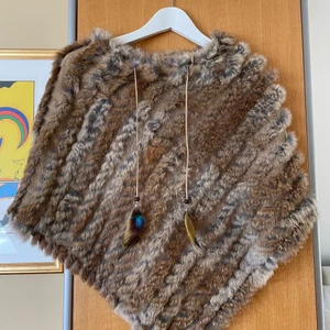 Kopenhagen by Anderson - Poncho i päls. I princip oanvänd så i väldigt fint skick. One size 