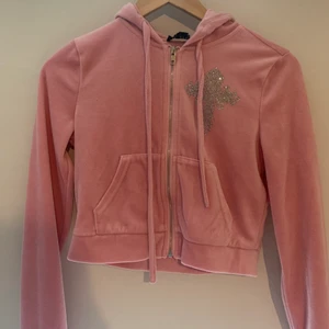 Rosa Crop Top zip up  - Jättesnygg rosa y2k zip up, jättebra skick, har aldrig använt, skriv om du vill ha fler bilder eller har några frågor!