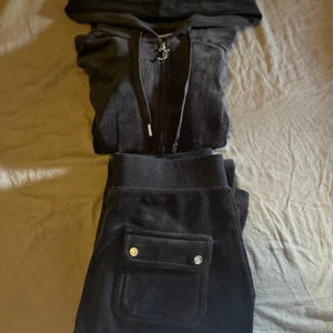 Juicy Couture Set - Säljer juicy couture set då de inte satt bra på mig. Nästan nyskick då jag använt dem 2 ggr. Det är den svarta classic settet. Tröjan är stlk S och byxor XS. Säljer båda för 1000kr Köparen står för frakt, möts även upp i gbg.🥂