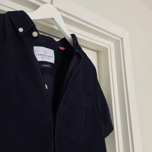 Tunn skjorta i manchester - Köpt på denim&friends i Jönköping för några veckor sedan. Väldigt tunna manchestertyg, perfekt till sommaren!