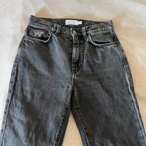 Svarta ’washed’ jeans från & Other stories i W26. Ingen stretch. 