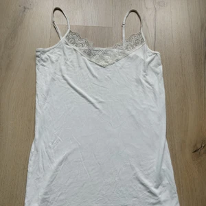 Vitt linne - Vitt linne med spets som jag köpt på sellpy men inte använt. Sitter lite loose på mig som brukar ha S. Skriv om du har frågor eller vill ha fler bilder! ❤️😊