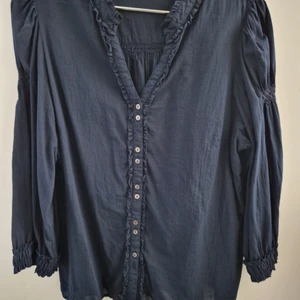 Blus från Odd Molly  - Blå blus med lite puffärm från årets kollektion Använd och tvättad 2 ggr.