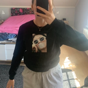 Sweatshirt - En svart sweatshirt från NA-KD i storlek S. Knappt använd. Säljer för 100kr. Köparen står för frakten💓