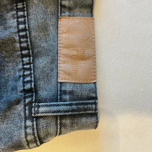 cheap monday - ljusgrå lågmidjade jeans från cheap monday som inte går att hitta längre, använda ett fåtal gånger. 