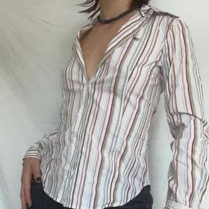 Pinstripe trendig skjorta  - Trendig skjorta från esprit med ränder i olika färger. Köpare står för 51kr spårbar frakt om inte ”köp nu” funktionen används. Plagget Är i gott defetfritt skick. Jag på bilden bär oftast S i toppar för referens. Billigt pris då jag måste bli av med allt!