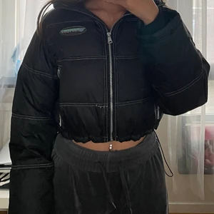 Cropped puffer jacka - Bra skick och knappt använd. Köpt från Pull&bear för ett par år sedan. 