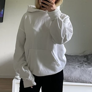 Vit hoodie  - Hoodie från bohoo, köparen står för frakten på 66kr 