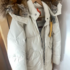 Parajumpers Longbear Storlek S (Vit/ ljus beige)  - Säljer min pjs longbear i storlek Small, fin unik färg med stor fyllig päls. Knappt kommit till användnin. Kemtvättats en gång. Muddarna har inga hål eller så, jackan är i super bra skick, nästintill ny. Fler bilder kan skickas privat. 