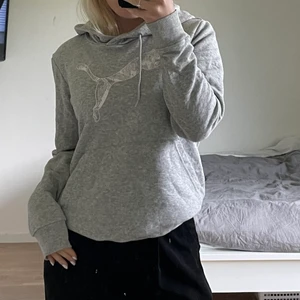 Puma hoodie  - Skön hoodie från puma, köparen står för frakten på 66kr 