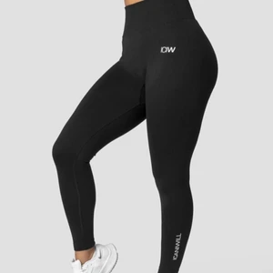 Iciw träningsbyxor  - Svarta träningsbyxor fråga ICIW som har scrunch, köparen står för frakten!!