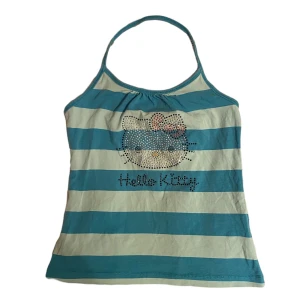 y2k halter hello kitty topp!  - (LÄGGER UT ANNONSEN IGEN PGA OSERIÖS KÖPARE).  underbar halter topp med ett Hello Kitty mönster av kristaller. Inga kristaller saknas! Perfekt topp för sommaren! Har endast tonat i färg lite vid hals-ringningen. Men inget man tänker på! Vidare
