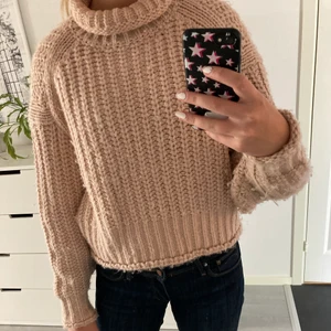 Stickad tröja - Säljer denna jätte mysiga stickade tröjan från hm i storlek xs, köpt för något år sedan men fortfarande i bra skick💞