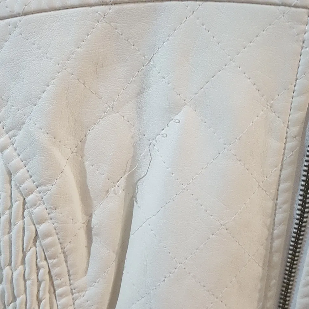 White summer jacket teenager size medium used and in good condition. A little bit thread is coming out. . Jackor.