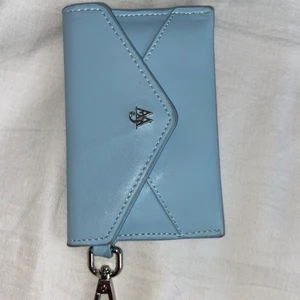 Plånbok Carin Wester - Säljer min plånbok jag köpte för ett tag sen då jag trodde den skulle komma till användning vilket den inte gjort. Knappt använd  Liten fläck på baksidan, syns inte speciellt mycket i verkligheten.  Nypris / 149kr  Mitt pris / 50kr   Pris kan diskuteras. 