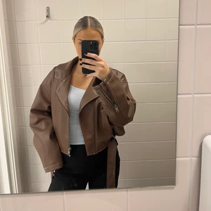 Skinnjacka - Säljer min favorit jacka från Nelly. Sååå snygg, men vill ha en annan. Bär storlekn 36. Ny pris 999kr🤫 men säljer för 500🫶🏼 Exkl frakt 57kr