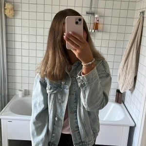 Jeansjacka❤️ - Supercool jensjacka från Gina tricot. Storlek S, nästintill oanvänd, ljusblå med fickor i sidorna. Vid intresse kan jag skicka lite fler bilder! Jackan är i lite mer boxig modell. 
