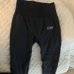 Iciw träningstights - Storlek XS, använda 1-2 gånger. MörkBlåaktiga i färgen. Frakt tillkommer!
