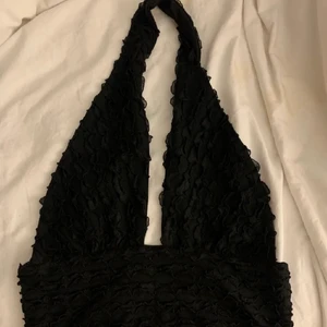 SVART URRINGAD TOPP - Säljer denna fina svarta toppen som är köpt på plick. Använt några gånger, inga defekter som ny.