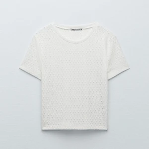 Vit topp - Säljer denna skit snygga vita topp/T-shirt med broderier.💞