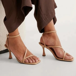 Na-kd klackar - Beigea klackar från Na-kd. Säljer pga att den är för små tyvärr. Använda ett par gånger. Möts i sthlm annars står köparen för frakten. 