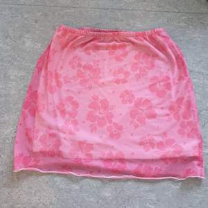Söt rosa hibiskus kjol köpt från Primark. I storlek EU 38/40, stretchig