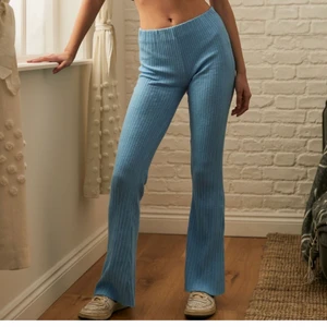 Ribbed blue flare pants  - Ribbed flare blue pants från Urban outfitters